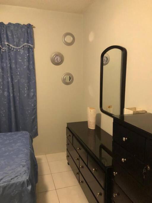 Crystoural Suites Near The Us Embassy - Gated & Secure - 2 Bedrooms, 2 Beds, 4 Guest Kingston Exterior photo