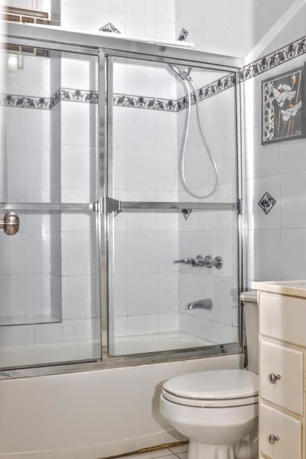 Crystoural Suites Near The Us Embassy - Gated & Secure - 2 Bedrooms, 2 Beds, 4 Guest Kingston Exterior photo