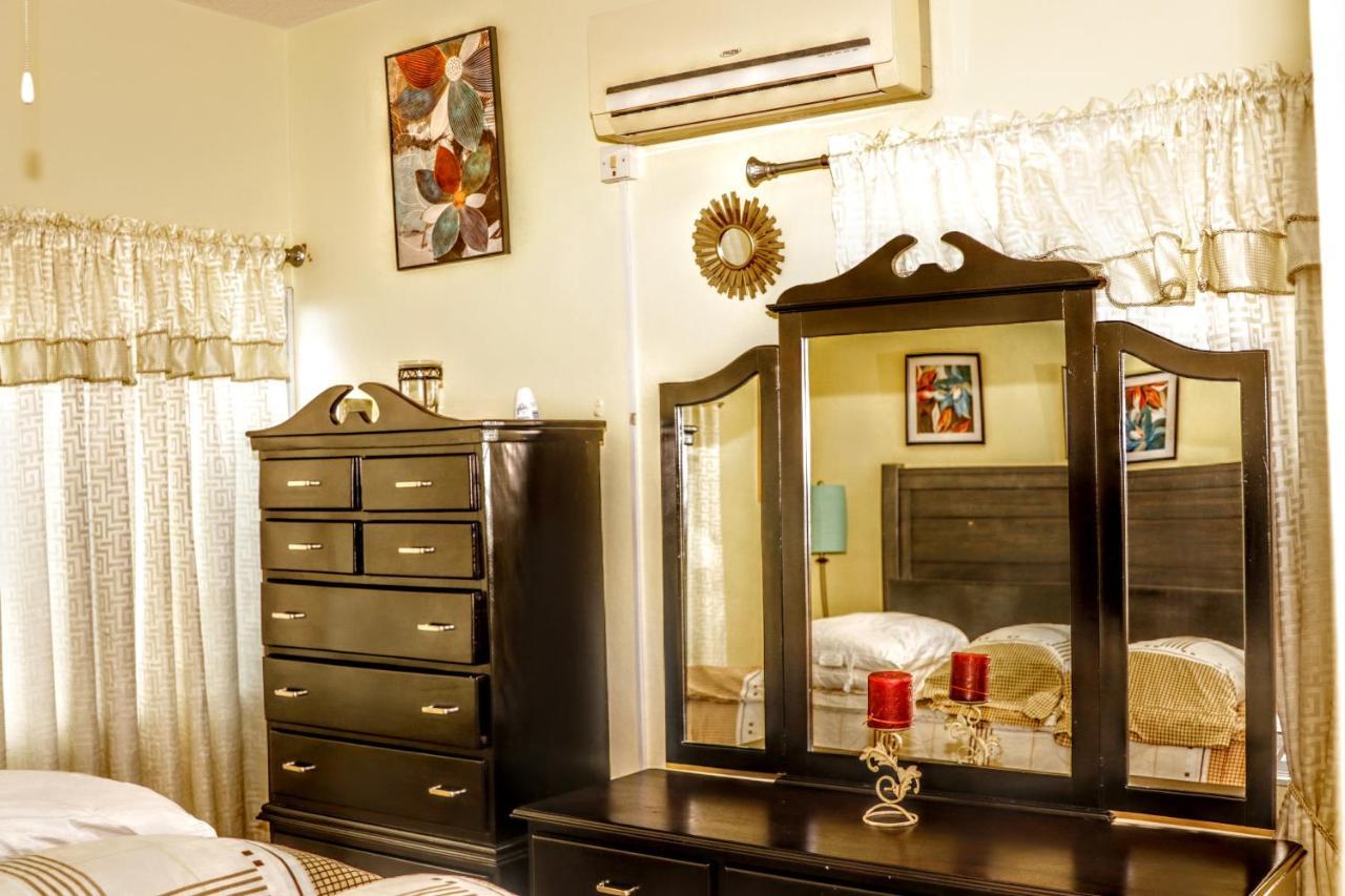 Crystoural Suites Near The Us Embassy - Gated & Secure - 2 Bedrooms, 2 Beds, 4 Guest Kingston Exterior photo