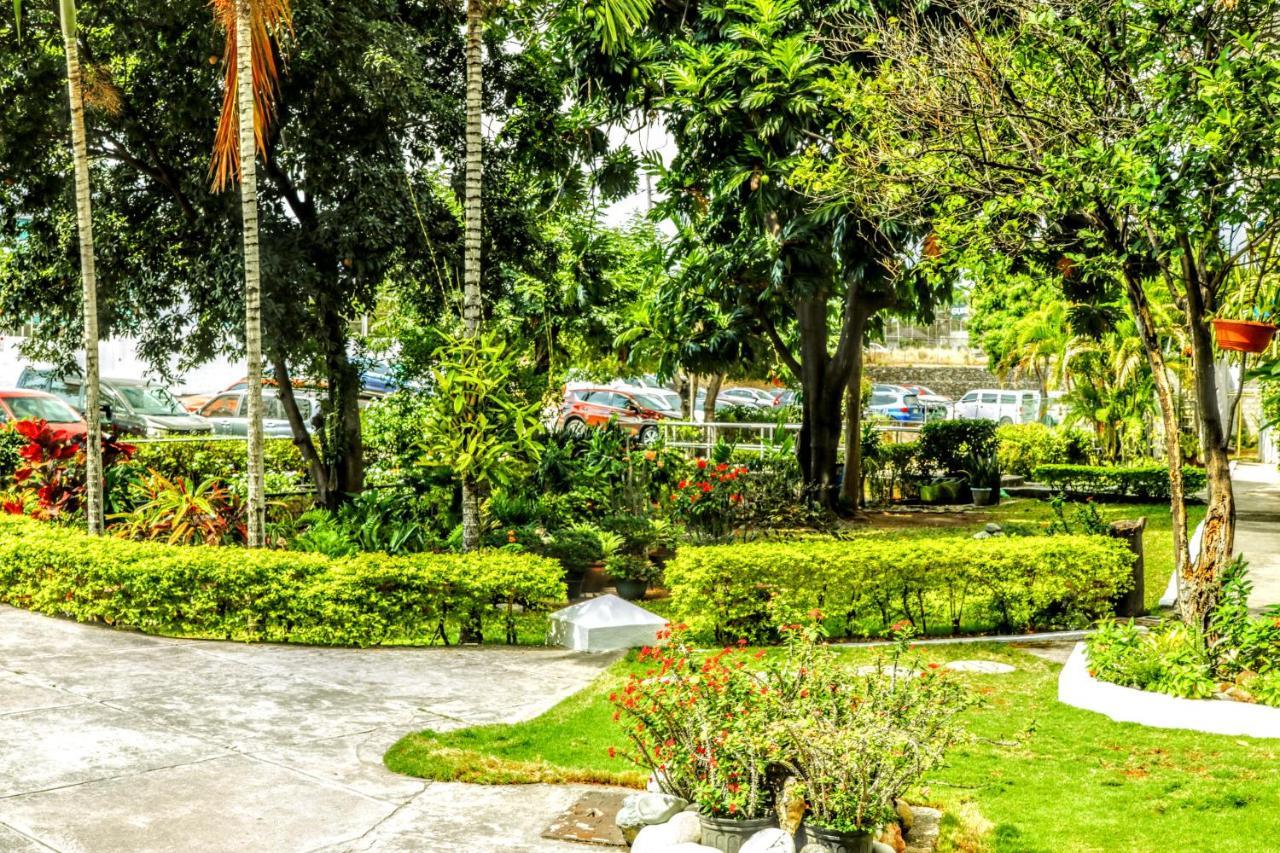Crystoural Suites Near The Us Embassy - Gated & Secure - 2 Bedrooms, 2 Beds, 4 Guest Kingston Exterior photo