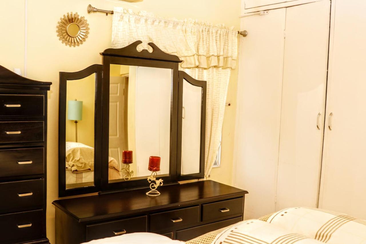 Crystoural Suites Near The Us Embassy - Gated & Secure - 2 Bedrooms, 2 Beds, 4 Guest Kingston Exterior photo